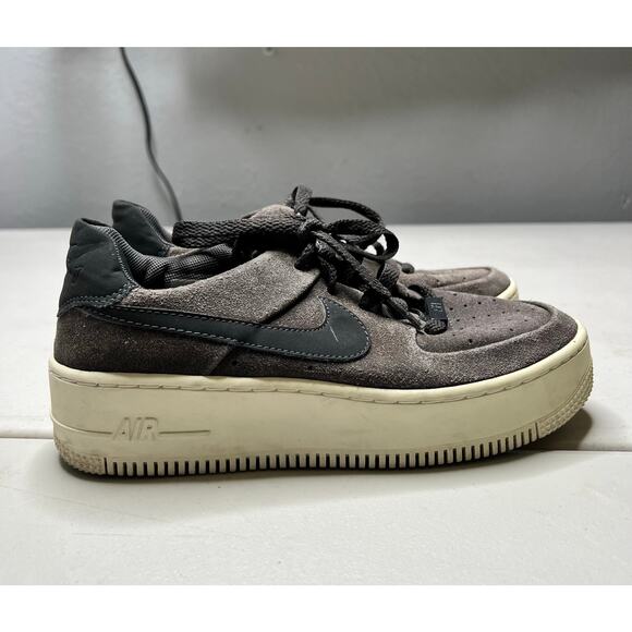 Nike Air Force 1 Sage Low Women’s Sz 6.5 AR5339-001 gray Suede Platform Sneakers - Picture 1 of 11